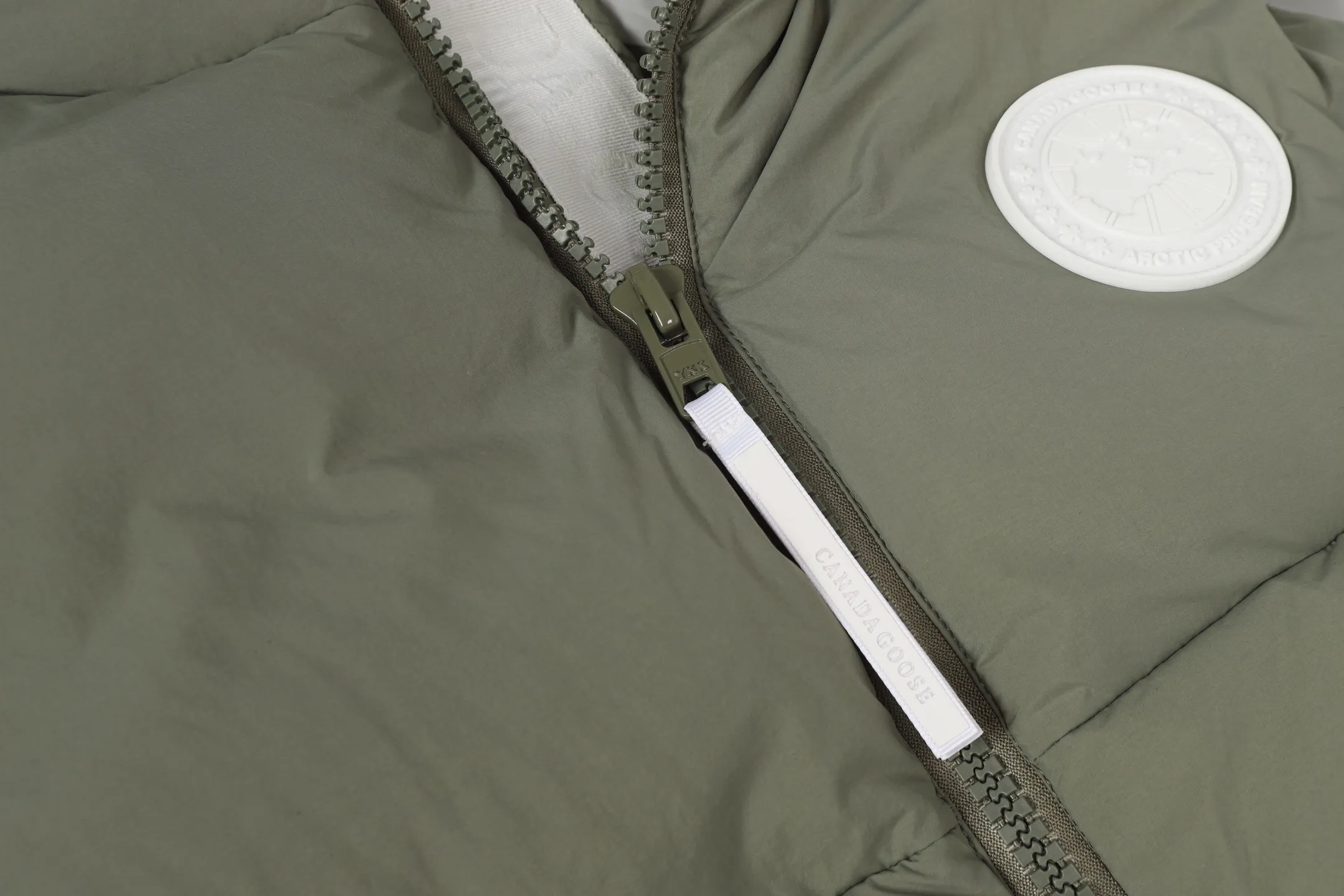P480 CANADA GOOSE/PASTELS capsule white label series down vest The white label series is a capsule limited series and the most popular PASTELS series this year. The chest labels are all white badges with pure silicone texture. The pattern has a strong contrast between concave and convex. The topographic map of Canada on the badge is lifelike. The plastic material used for currency logos on the market is very hard to the touch! Our original independent order accessories are all custom-made original accessories. The imported YKK zipper has correct teeth and the zipper teeth are very thick. The zipper webbing logo is printed with three M fluorescent colors and the original custom-made washed logo. The placket webbing and wiring details are all restored. Color: Black Pure White Light Pink Khaki Moonlight Gray Size: XS S M L XL